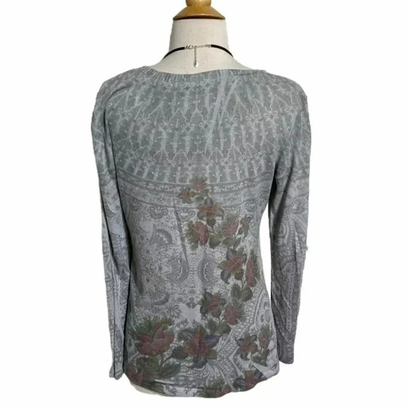 Kiara L‎ gray print V-neck knit top - Picture 4 of 5